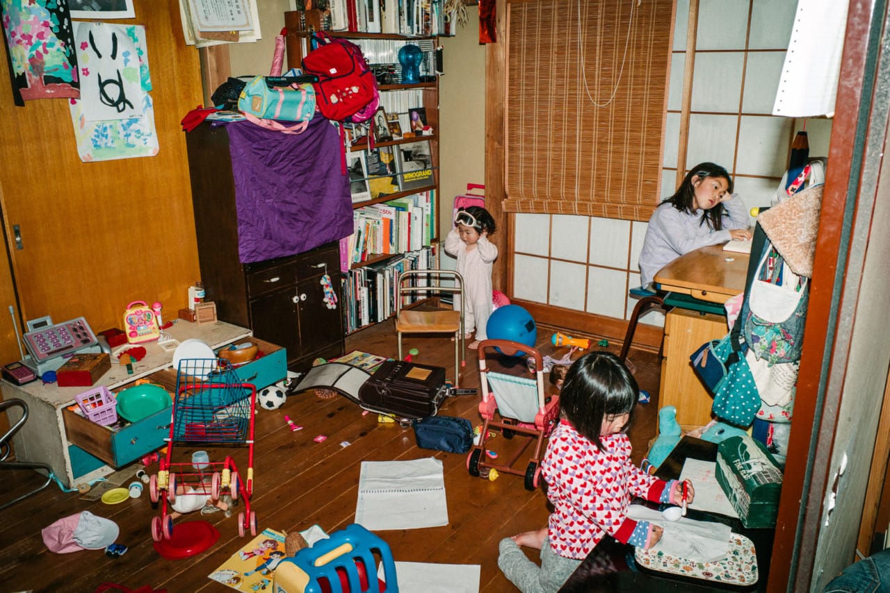 Charming Photographs Capture the Daily Life of Three Daughters Growing ...