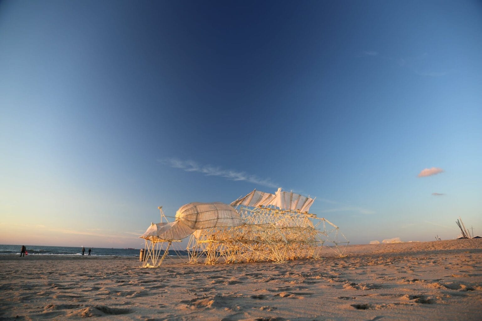 Strandbeest Animated by Wind, Theo Jansen's 'Strandbeest' Sculptures Have Evolved ...